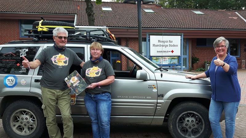 Katrin und Axel Haupt in Rally-Shirts mit Hospizleiterin Britta True und Jeep „Hermann“ vor dem DRK-Hospiz in Langenbek. | Foto: DRK Harburg