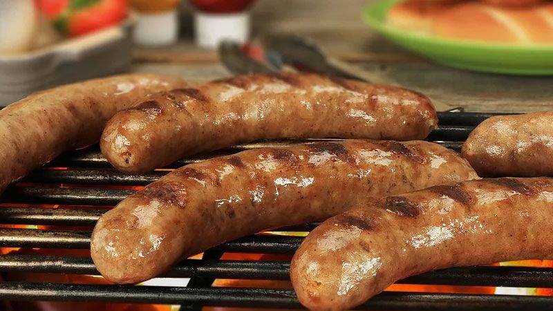 Die "mit Abstand leckerste Bratwurst" Winsens gibt es heute im Rahmen des Lebendigen Adventskalenders bei der Sparkasse Harburg-Buxtehude in der Rathausstraße. | Foto: ein