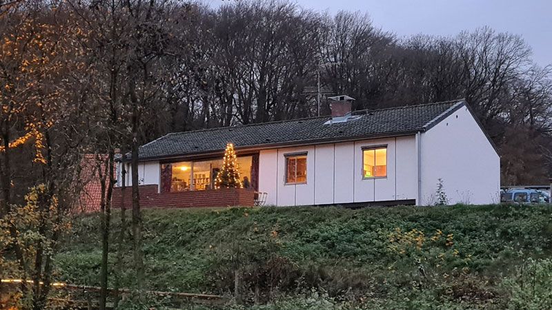 Auch wenn der Weihnachtsmarkt der Kunsthandwerker im Freilichtmuseum am Kiekeberg ausfällt, können die Besucher doch ins Museum hinein und zum Beispiel das Quelle Fertighaus in der "Königsberger Straße" besichtigen. | Foto: FLMK