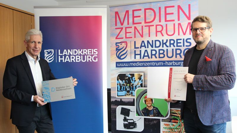 Landrat Rainer Rempe (links) und Ekkehard Brüggemann, Leiter des Medienzentrums, freuen sich über die Auszeichnung des Medienzentrums als Digitaler Ort. | Foto: Landkreis Harburg