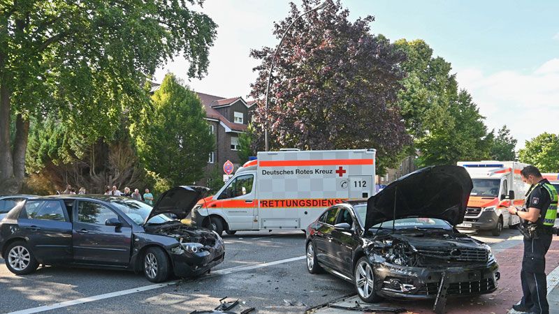 Warum die beiden PKW auf der Winsener Straßezusammenstießen, ist derzeit noch unklar. | Foto: HamburgNews