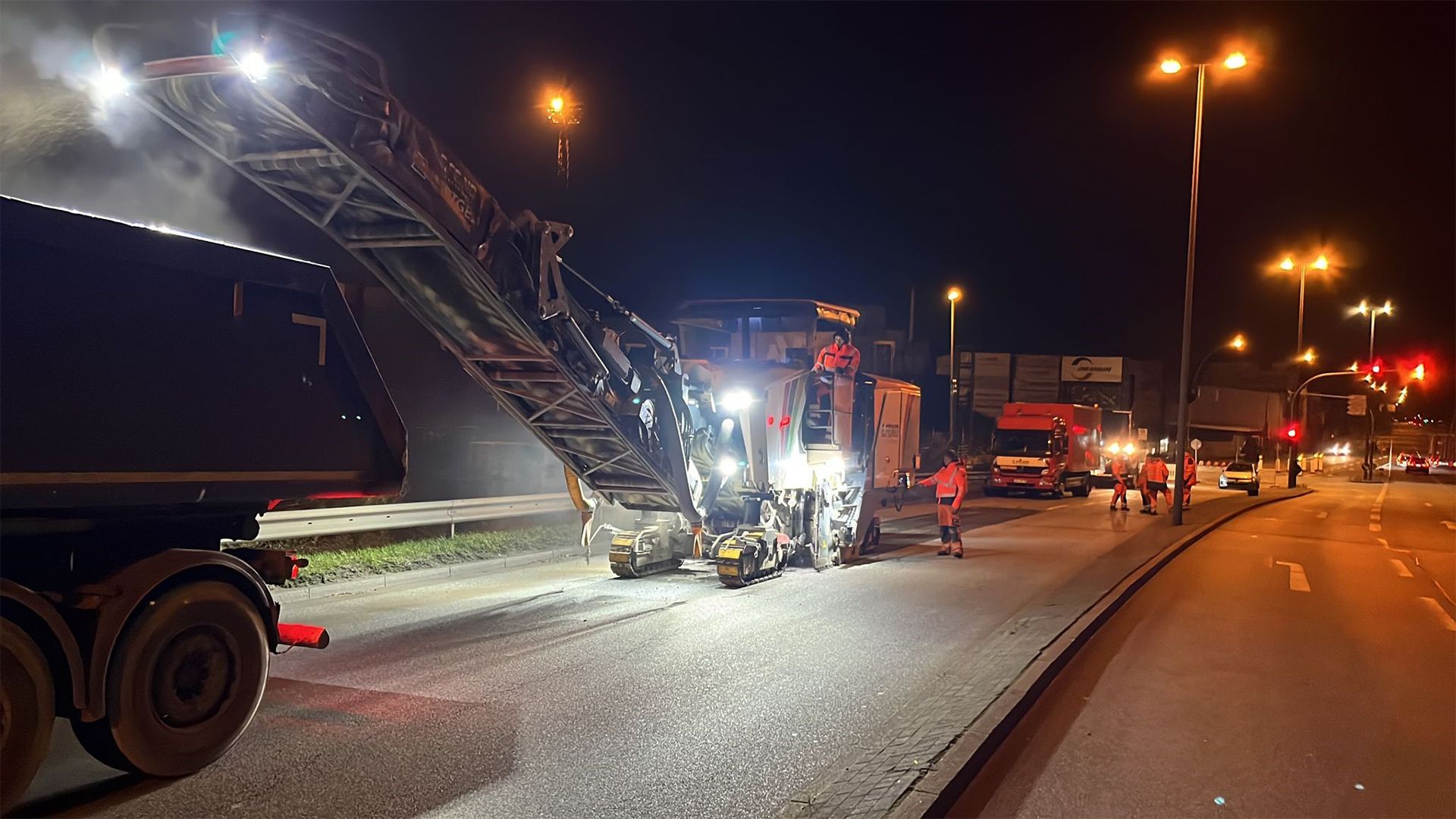 Die HPA hat am vergangenen Wochenende Teile der Straßen Dradenaustraße, Finkenwerder Ring und Völlhöfner Weiden neu asphaltiert. | Foto: ein