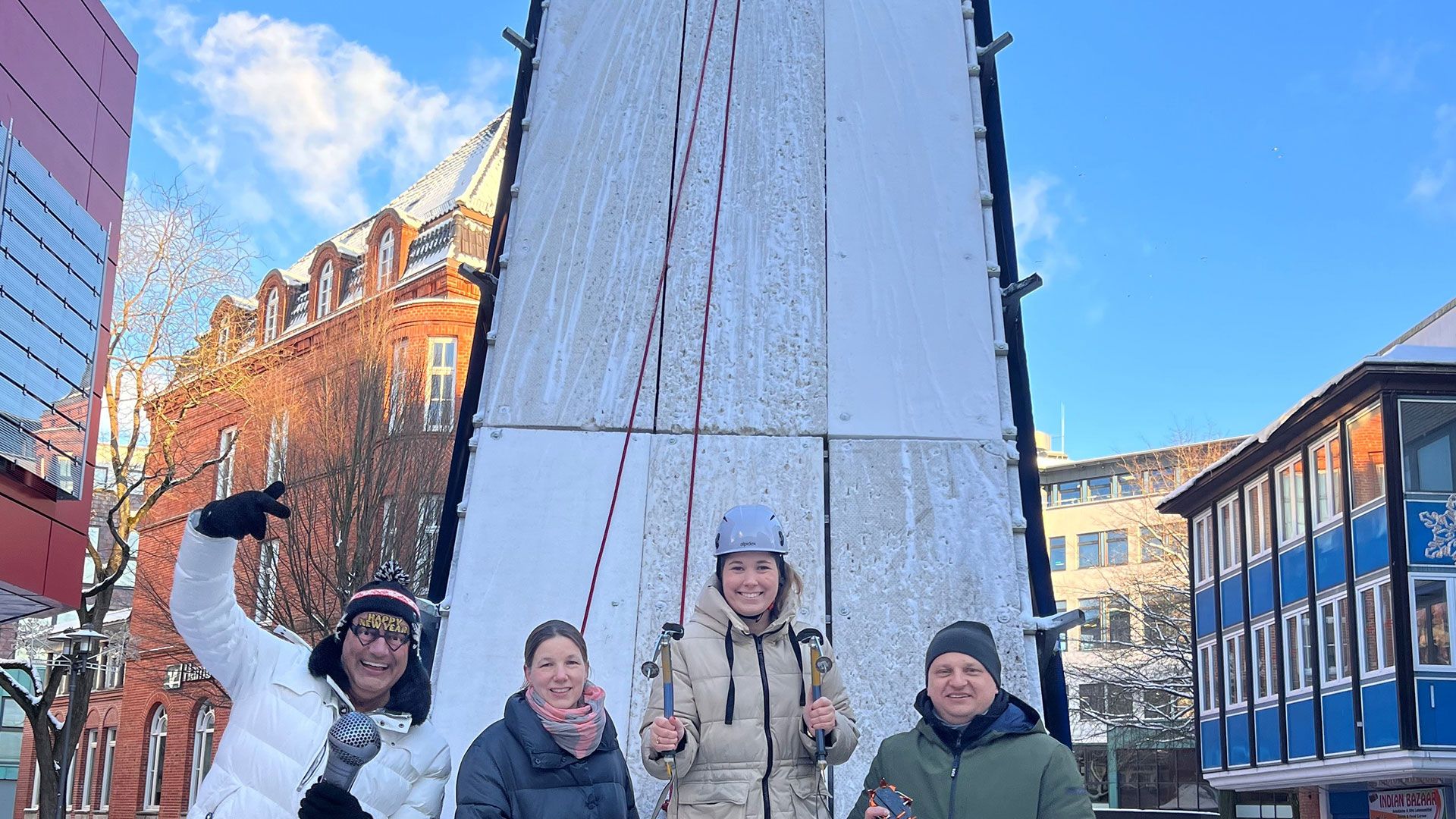 Die Akteure der Veranstaltung vor dem Eiskletterberg (v.l.n.r. Morris Teschke (DJ Mr. Happy), Henrike Lorenz (Phoenix Center), Louisa Knipschild (Harburg Marketing e.V.), Thomas Kruk (M + M Eventkonzepte)). | Foto: ein