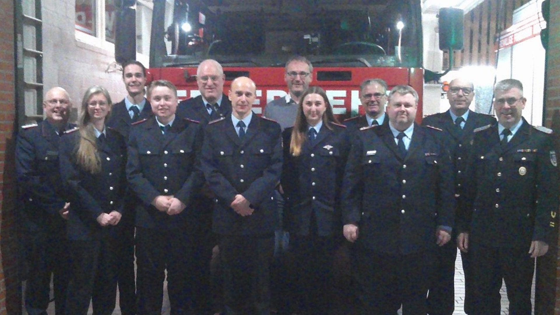 Alte und neu gewählte Wehrführung, Geehrte, Beförderte und Ehrengäste. | Foto: FF Klecken