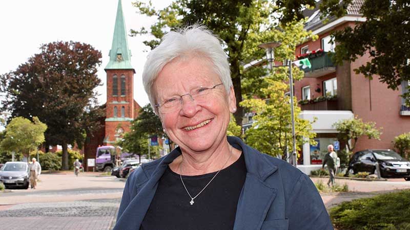 Pastorin Brigitte Bittermann (hier vor der Buchholzer St. Pauluskirche) geht nach Griechenland. | Foto: C. Wöhling