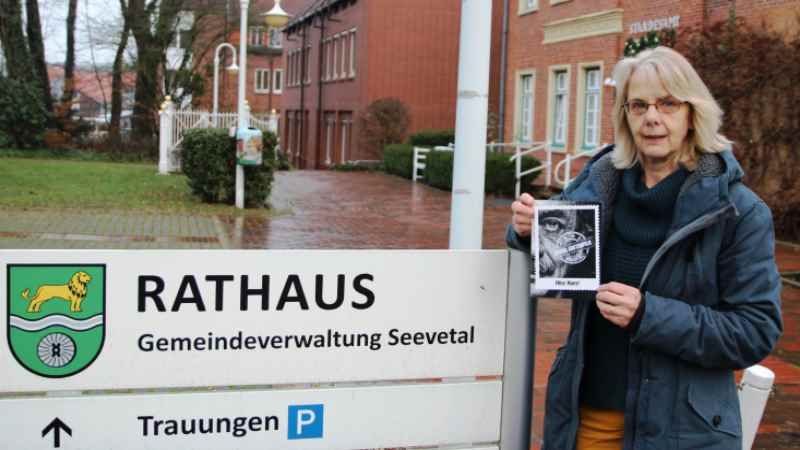 Martina Ostwald (Gemeinde Seevetal) mit dem Briefmarkenheft von „Hinz + Kunzt“. | Foto: ein