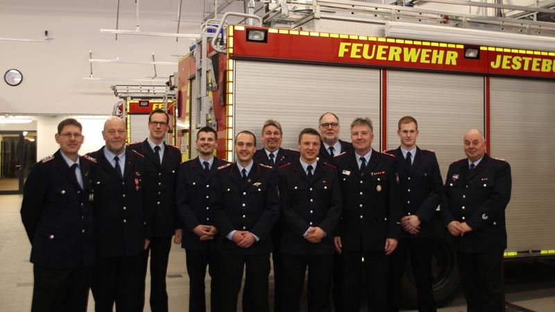 Durch Jesteburgs Gemeindebrandmeister Martin Ohl wurde Fabian Börke zum Oberlöschmeister befördert. Neuer Erster Hauptfeuerwehrmann ist Stefan Nienhaus, und Jens Witte wurde zum Feuerwehrmann ernannt. BU: Über die Wahlen, Ehrungen und Beförderungen in Jesteburg freuen sich Thomas Ladzik (von links), Claus Borucki, Sven-Ove Meyer, Stefan Nienhaus Henning Bruhn, Peter Claußen, Jens Witte, stellvertretener Kreisbrandmeister Sven Wolkau, Michael Kuch, Fabian Börke und Gemeindebrandmeister Martin Ohl.  | Foto: ein/Matthias Köhlbrandt