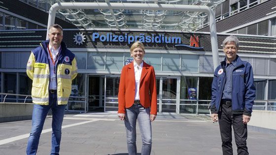 Enge Kooperation unter Beachtung von Distanzregeln: Malte Stüben (links) und Olav Meyer-Sievers vom DRK-Kriseninterventionsteam mit Sandra Levgrün, Pressesprecherin der Polizei Hamburg.  | Foto: Polizei Hamburg
