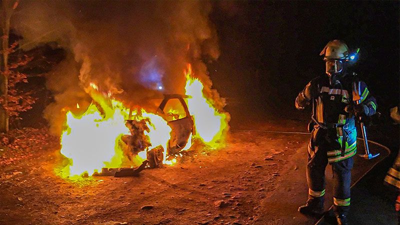 Die Feuerwehren aus Tötensen, Iddensen und Leversen/Sieversen waren bei diesem PKW Brand zwischen Tötensen und Hittfeld im Einsatz. | Foto: Andreas Schubert, PWFF Leversen/S