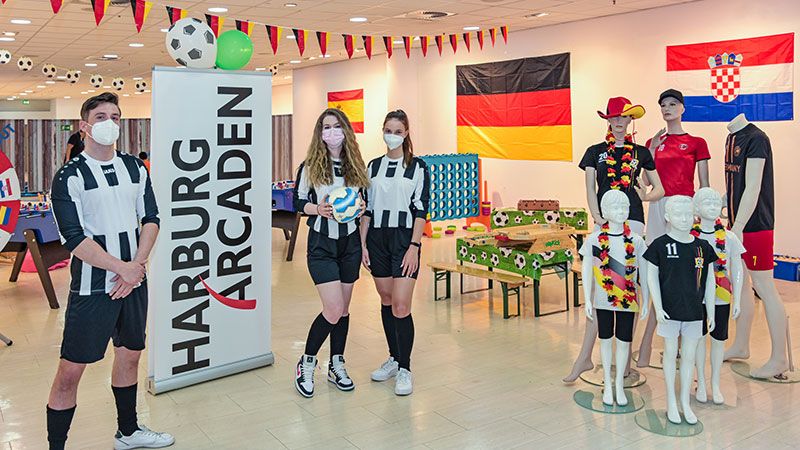 David, Liv und Justine sind an den kommenden Samstagen in der EM-Spiele-Lounge der HARBURG ARCADEN für die Besucher vor Ort.