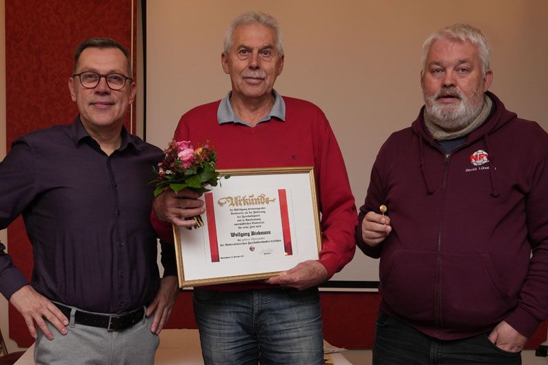 Wolfgang Diekmann (Mitte) erhielt aus den Händen von Christian Röhling (Vorsitzender NFV Bezirk Lüneburg) und Uwe Norden (stellvertretender Vorsitzender NFV Bezirk Lüneburg) die Goldene Ehrennadel des NFV. | Foto: Olaf Lahse