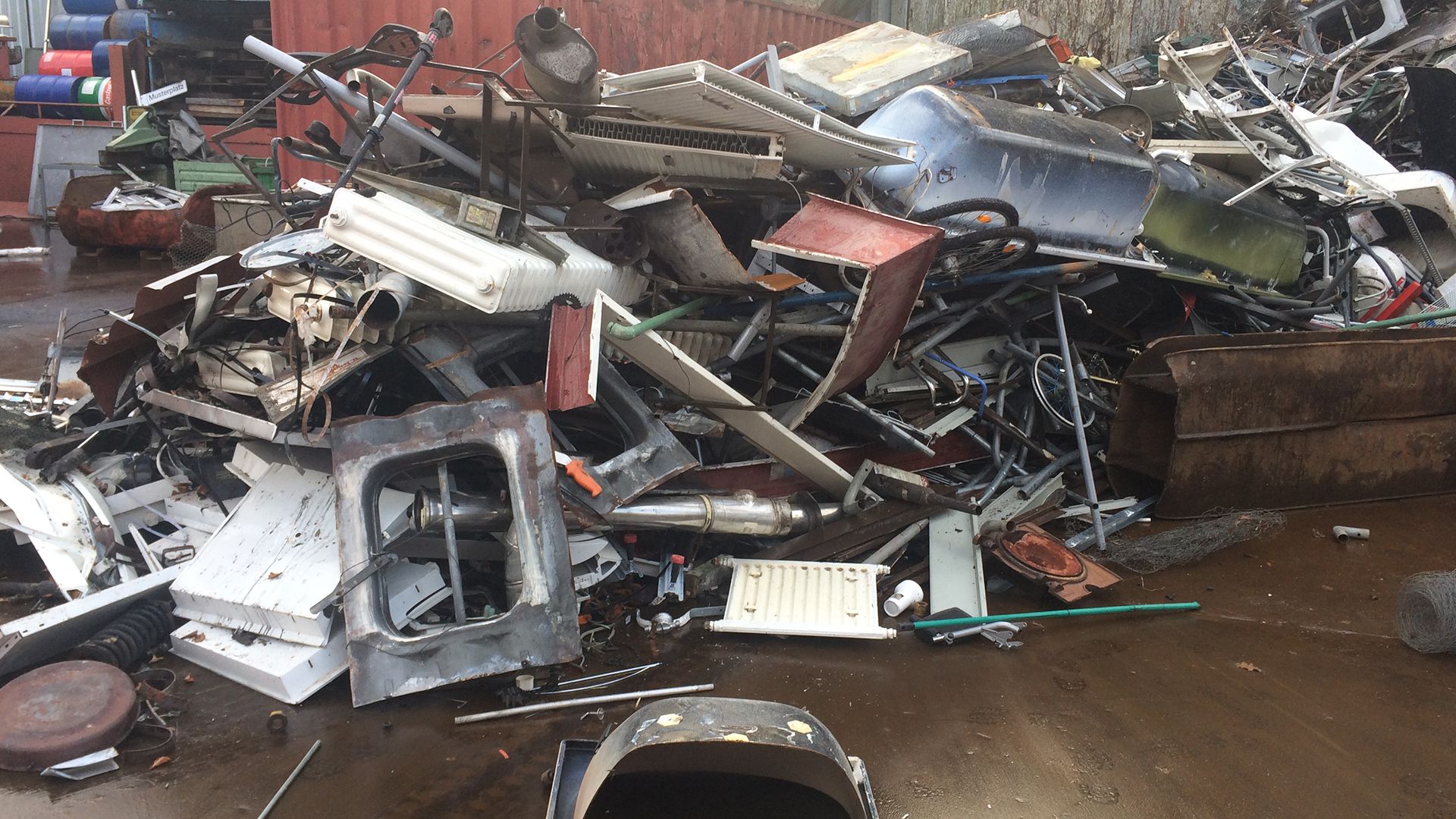 Am 20. und 21. Oktober gibt es bei Schrott für Gott in Brackel wieder alle Hände voll zu tun, damit der Container gut mit Metallschrott gefüllt ist. Fach- kundig wird der angelieferte oder abgeholte Schrott noch vor Ort sortiert.  | Foto: ein
