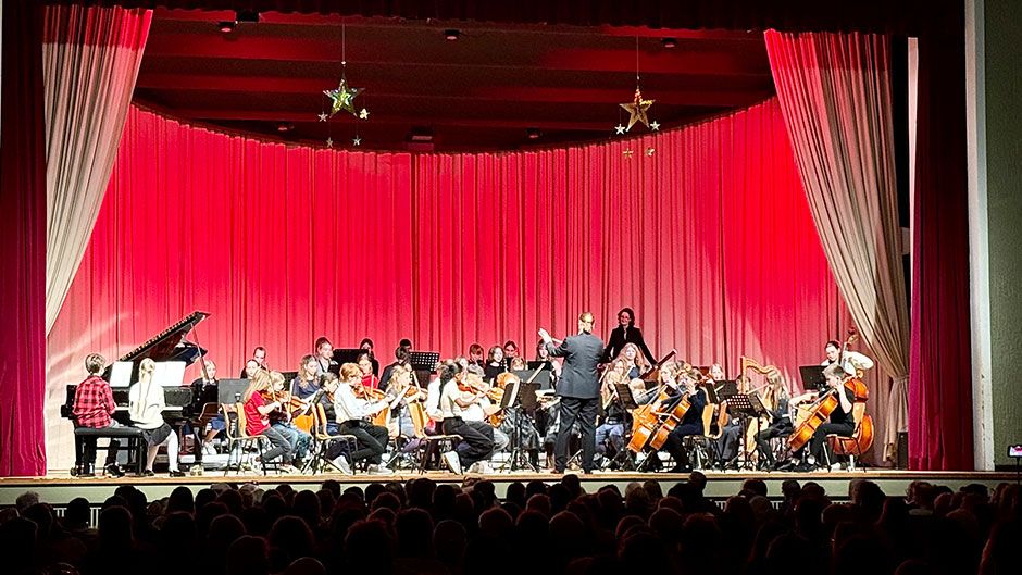 Jung und Alt waren begeistert vom Weihnachtskonzert des Friedrich-Ebert-Gymnasiums. | Foto: ein