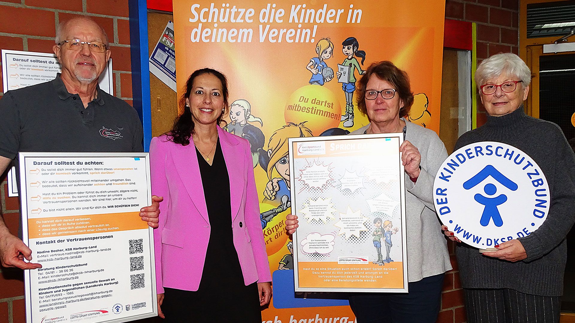 Uwe Bahnweg (von links, Vorsitzender des Kreissportbunds), Ana Cristina Bröcking (Kreisrätin Soziales, Gesundheit und Bildung),  Katrin Richter-Fuss (Abteilungsleiterin Jugendamt Landkreis Harburg) und Dr. Anne Buhr (Vorsitzende des Kinderschutzbunds Harburg). | Foto: Ilka Teschner