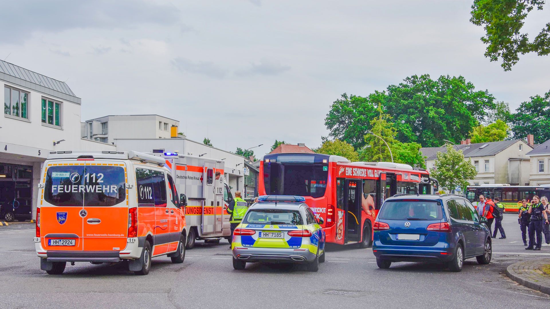 Nach einem mutmaßlichen Handyraub in einem Bus kam es zu einer Schlägerei, bei der offenbar auch ein Messer eingesetzt wurde. Es gab einen Verletzten. Foto: Lenthe-Medien