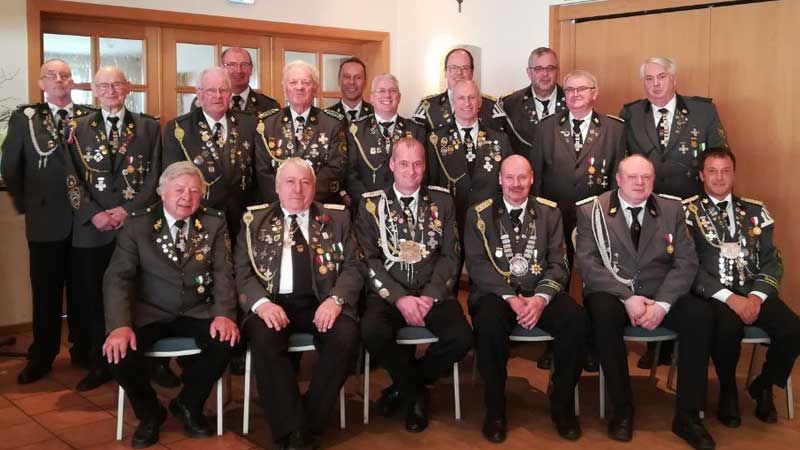 Matthias Dammann (3.v.L. vorne) ist neuer König der Könige der Elstorfer Schützen. | Foto: ein