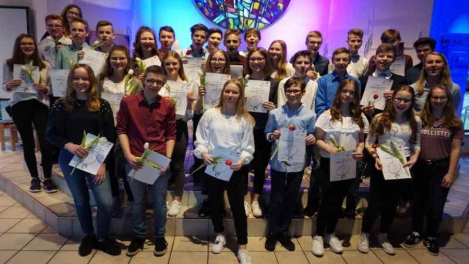 Jugendliche werden als Teamer eingesegnet. | Foto: ein