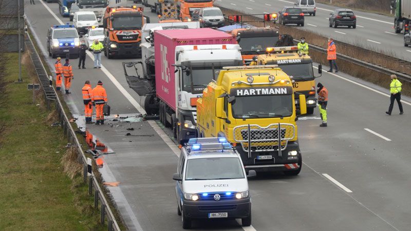 Die Fahrerkabine des hinteren LKW wurde fast vollständig zusammengeschoben. | Foto: HamburgNews