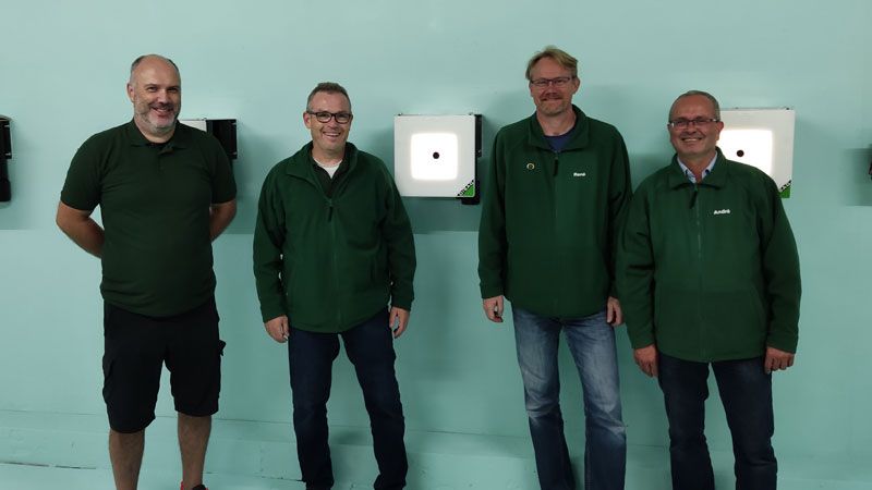 Florian Hailer (von links), Frank Schwarz, René Geschke-Böttcher und André Siebert waren besonders fleißig beim Umbau des Druckluftstands beim SV Neugraben-Scheideholz. | Foto: ein