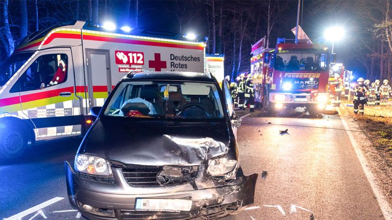 Der VW der Familie kam nicht mehr rechtzeitig zum Stehen und fuhr dem Lieferdienstauto in die Fahrertür. | Foto: JOTO