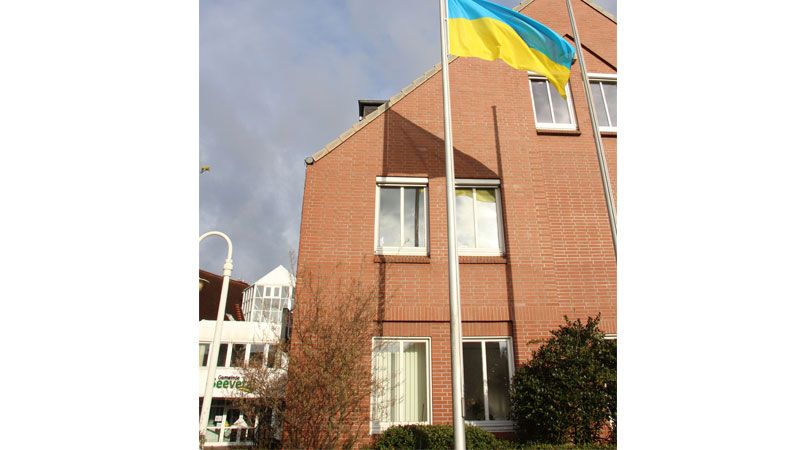 Ukraine-Fahne am Hittfelder Rathaus. | Foto: Gemeinde Seevetal