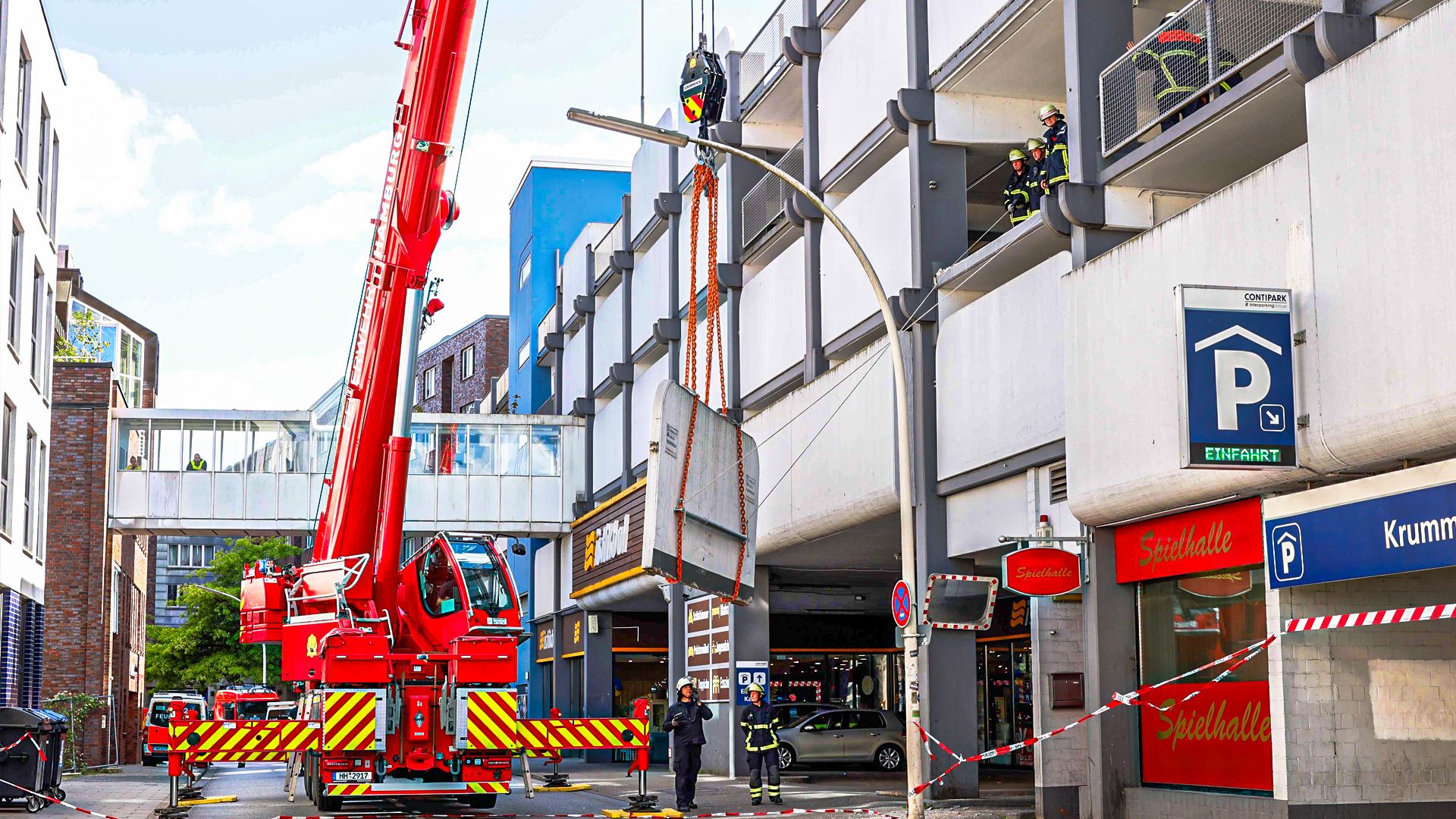 Ein Kran musste das Betonteil, dass herabzustürzen drohte, herausheben und sichern. | Foto: HamburgNews
