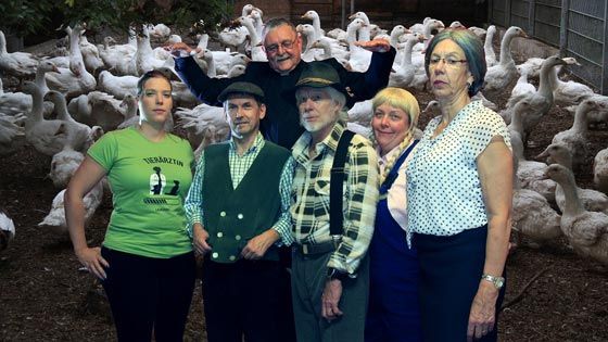 Die Hittfelder Speeldeel präsentiert „De Goos, de toveel weet“ in der Burg Seevetal. | Foto: Hittfelder Speeldeel
