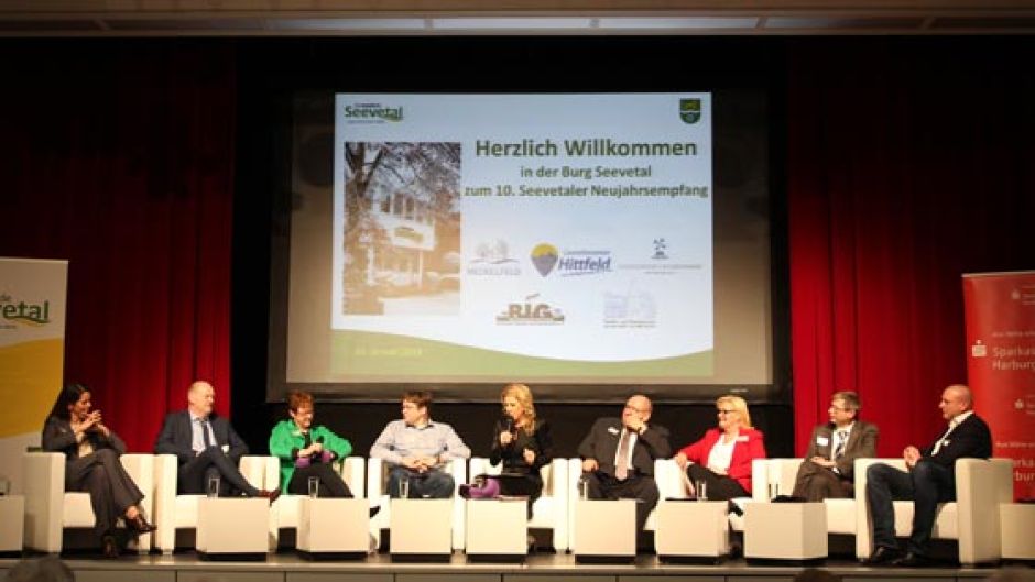 Seevetals Bürgermeisterin Martina Oertzen im Kreise der Teilnehmer an der Podiumsdiskussion und der Gewerbevereinsvorsitzenden der fünf Seevetaler Gewerbevereine. | Foto: ein