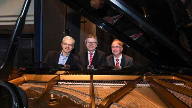 „Ölwechsel und neue Bremsbeläge“: Onne Hennecke (von links, Empore Buchholz), Cord Köster und Wilfried Wiegel (beide Sparkasse Harburg-Buxtehude) freuen sich, dass der große Steinway-C-Flügel in der Empore Buchholz dank der Spende der Sparkasse Harburg-Buxtehude grundüberholt werden kann. | Foto: Niels Kreller