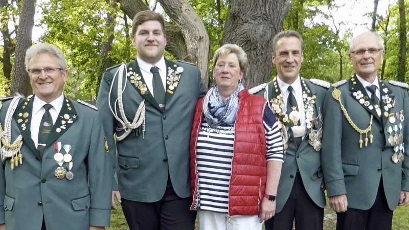 Die Adjutanten des verstorbenen Königs Nils Holst mit seiner Frau Claudia von links: Fred Dunckel, Niklas Holst, Claudia Holst, Michael John und Hartmut Merkens. | Foto: ein