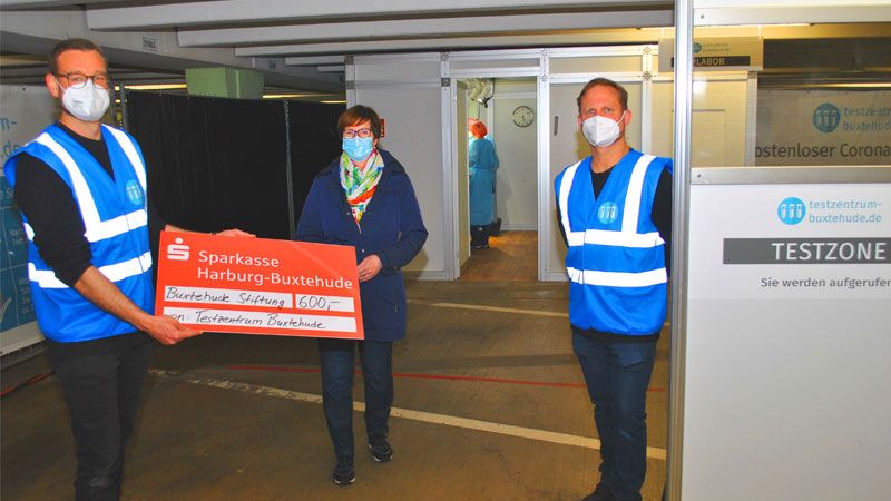 Freuen sich über die spende für die Buxtehude Stiftung: Alexander Stüwe, Katja Oldenburg-Schmidt und Hendrik Teetz (v.L.9. | Foto:: Hansestadt Buxtehude).