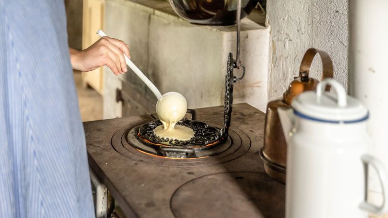 So werden Pfannkuchen auf dem gusseisernen Herd im Freilichtmuseum am Kiekeberg zubereitet. | Foto: FLMK
