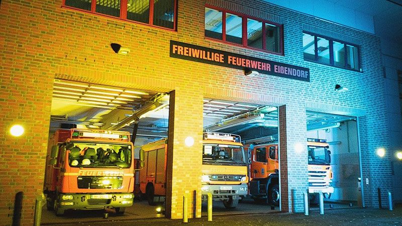 Die Wache der Freiwilligen Feuerwehr Eißendorf erstrahlte in den Farben der Ukraine. | Foto: privat