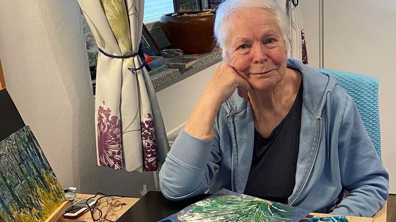 Hobbymalerin Helga Gehr im DRK-Hospiz für Hamburgs Süden. | Foto: DRK Harburg