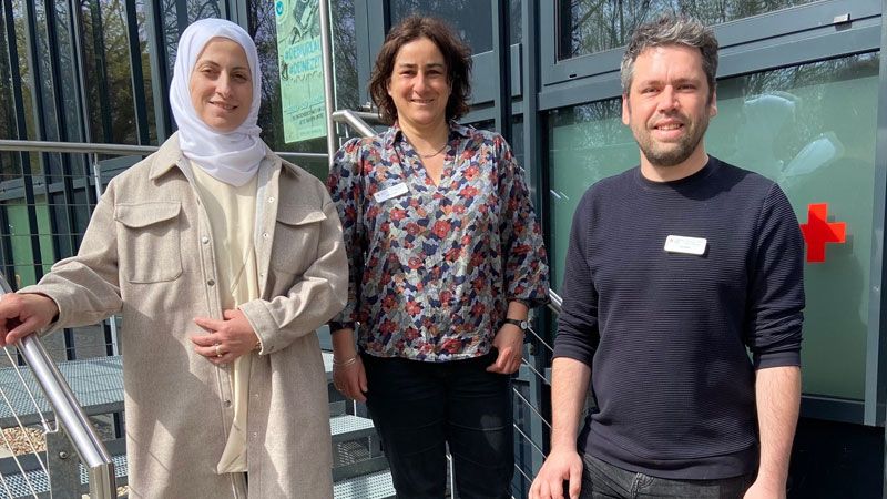 Elternlotsin Khadra (v. l.) mit den DRK-Projektleitern Ulrike Engel und Jan Gefe. Die nächste Schulung startet im Mai. | Foto: DRK Harburg