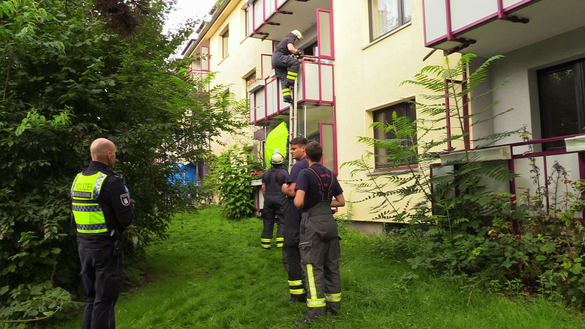 Die Polizei stieg mit Hilfe einer Leiter in die Wohnung des Verünglückten, um zu schauen, ob sich dort noch die Mutter des jungen Mannes befand. | Foto: HamburgNews