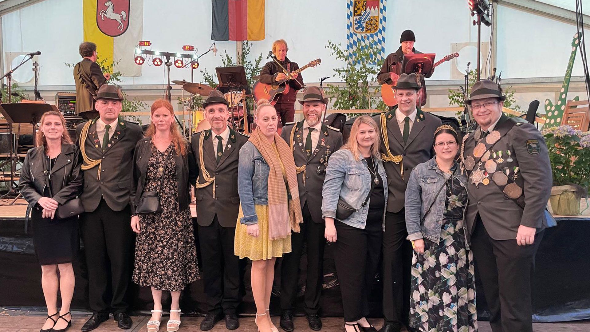 Die Heidenauer Königscrew: Katja (von links) und Alexander Lomnytschuk, Stefanie und Mark Hoffmann, Annabelle Weiß-Indorf und Frank Indorf, Nadine und Steffen Harmann und das Königspaar Melanie und Nils Fauerbach. | Foto: Schützenverein Heidenau