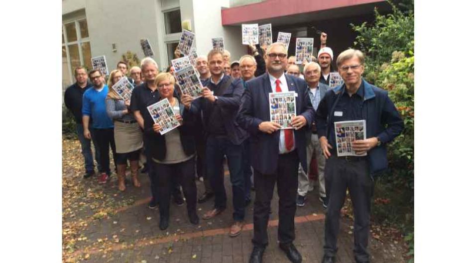 DRK-Präsident Lothar Bergmann (vorn, von rechts) und DRK-Vorstand Harald Krüger  präsentierten die Geschäftszahlen aus dem Jahrbuch 2016 bei der Mitgliederversammlung. Foto: DRK-Kreisverband Hamburg-Harburg e.V. | Foto: ein