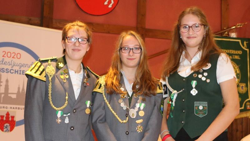 Landesjugendkönigin Lina Seguin (Mitte), 2.Platz Jule Wolkenhauer (links), 3. Platz Nele Furmanski aus Eckel. | Foto: ein