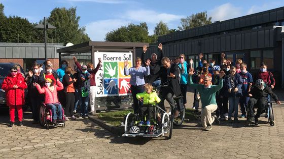 Mit großem Applaus für die Unterstützer und den Verein übernahmen die Schüler und Lehrer der Schule An Boerns Soll das neue „Rolli-Rad“. | Foto: Sparkasse