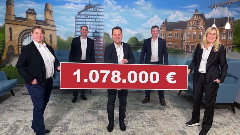 Isabel Klindworth (von links), Cord Köster, Jörn Stolle, Matthias Weiß und Sandra Becker von der Sparkasse Harburg-Buxtehude während der digitalen Webkonferenz. | Foto: Sparkasse