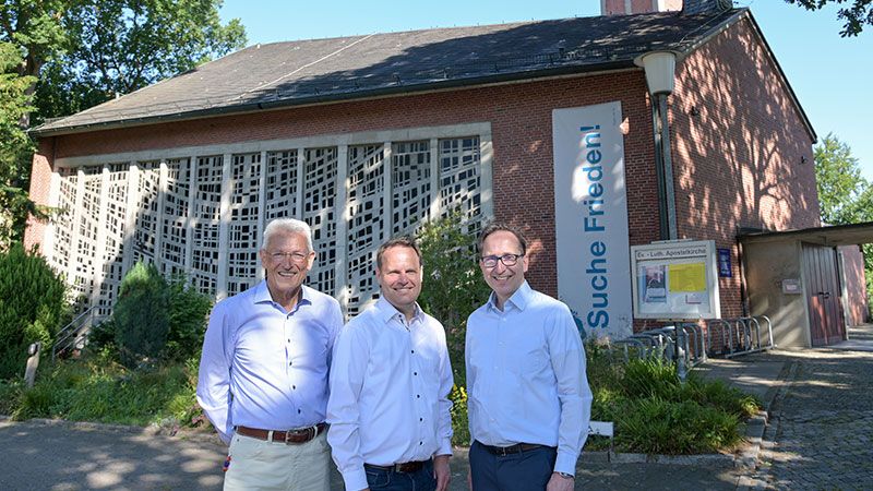 Gemeinsam für ein neues Dach für die Apostelkirche: Dr. Ulrich Schäfer, Jörn Stolle und Pastor Burkard Senf (v.l.). | Foto. Niels Kreller