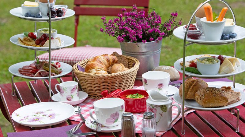 Mit viel frischen und regionalen Zutaten wird das Frühstück von den Mitarbeiterinnen des Cassenshofes zubereitet