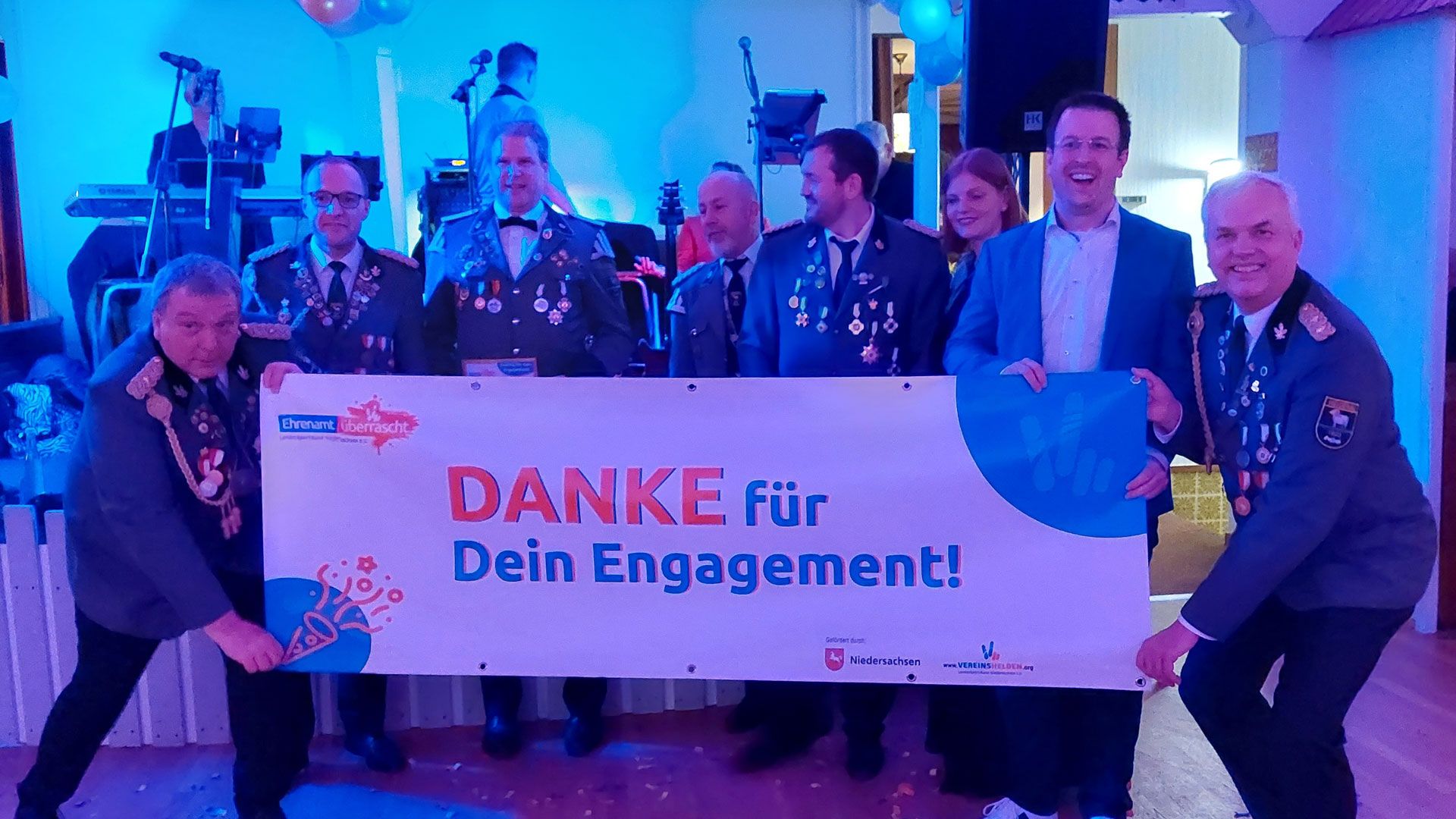 Gute Laune beim Heidenauer Königsball: Olaf Bruns (von links), Christian Martens, Jens Indorf, Stefan Hermstorf (alle Schützenverein Heidenau), Sebastian Lühr (KSB-Vorstand), Thorsten Ehlermann (Präsident des Schützenvereins Heidenau). | Foto: KSB