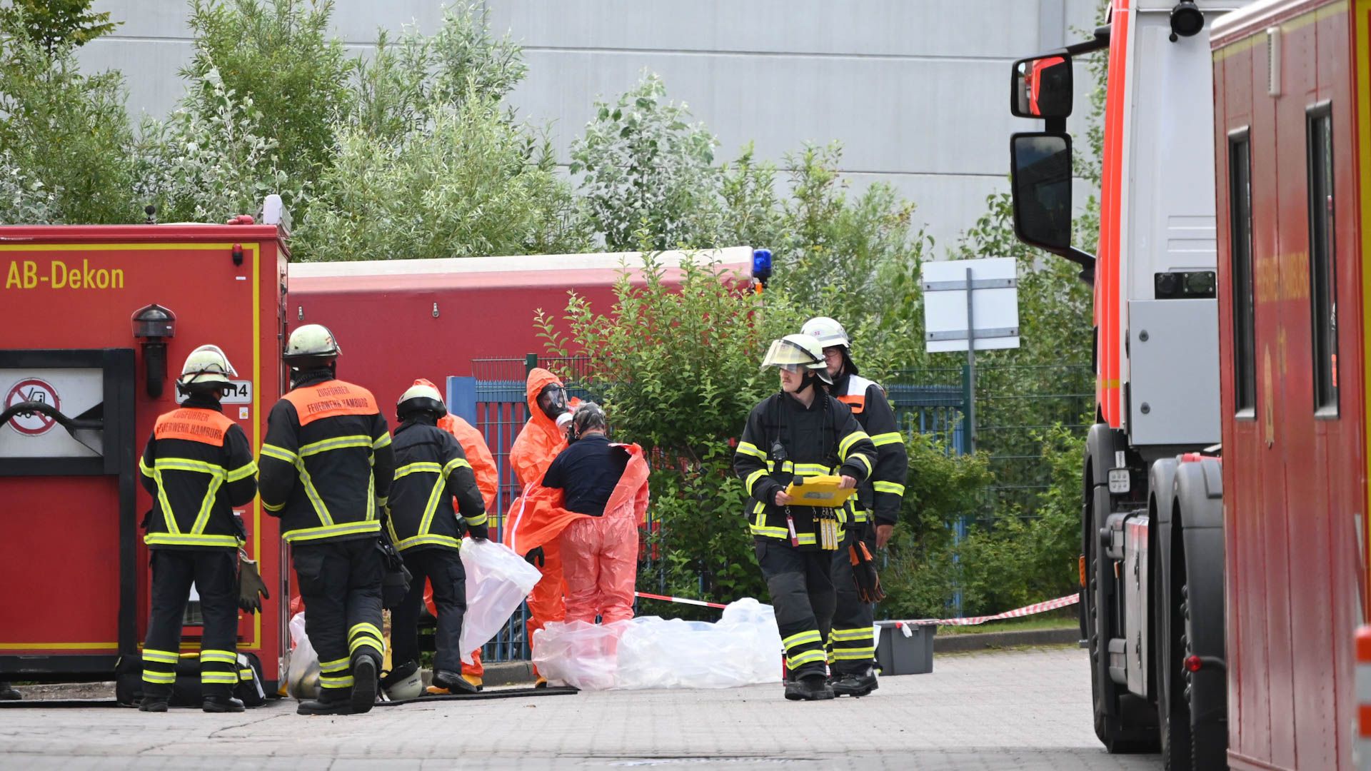 Rund 40 Feuerwehrleute waren am Mittwoch bei einem Chemieunfall in Wilhelmsburg im Einsatz, bei dem zwei Arbeiter verletzt wurden. | Foto: HamburgNews