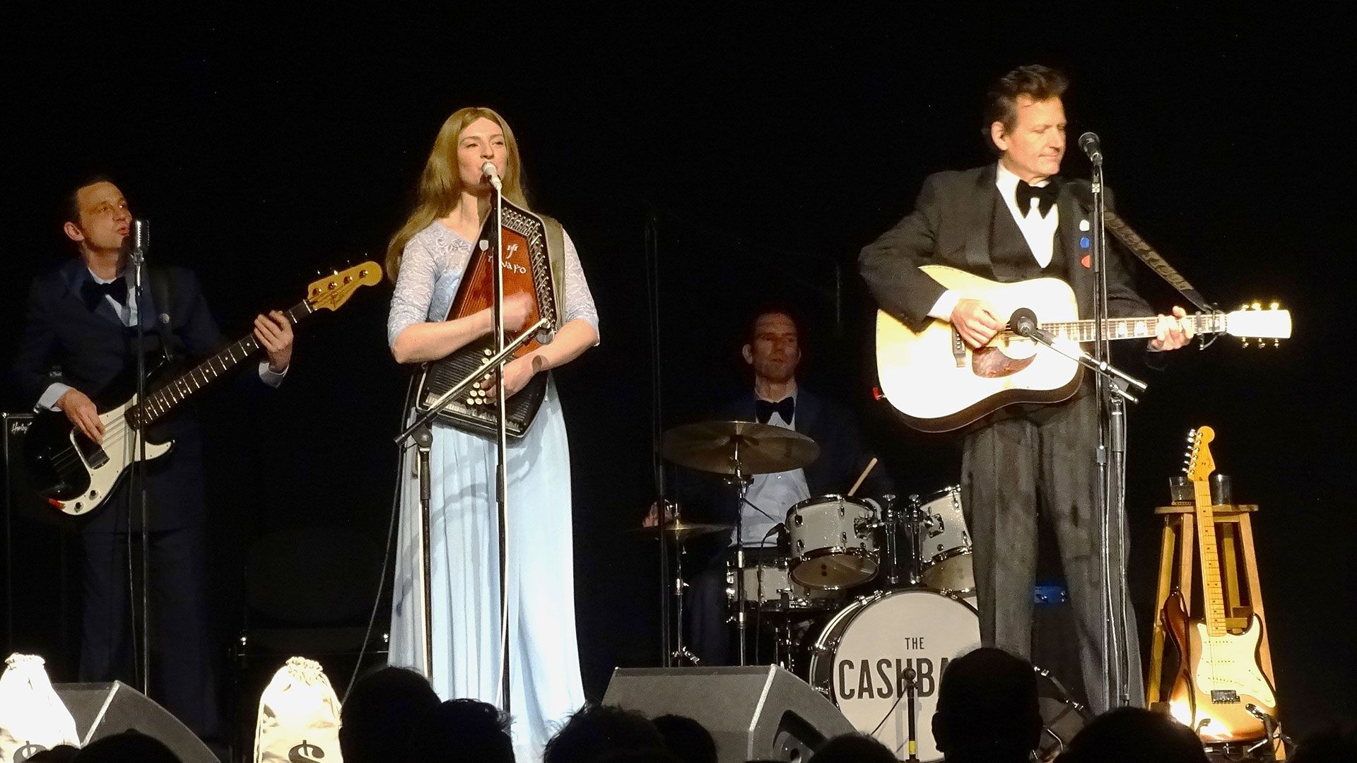 Nach vierjähriger Pause standen die Musiker die Band "The Cashbags" mit ihrem neuen Programm "In Black" in der "Burg Seevetal" auf der Bühne in Hittfeld. | Foto: ilka Teschner