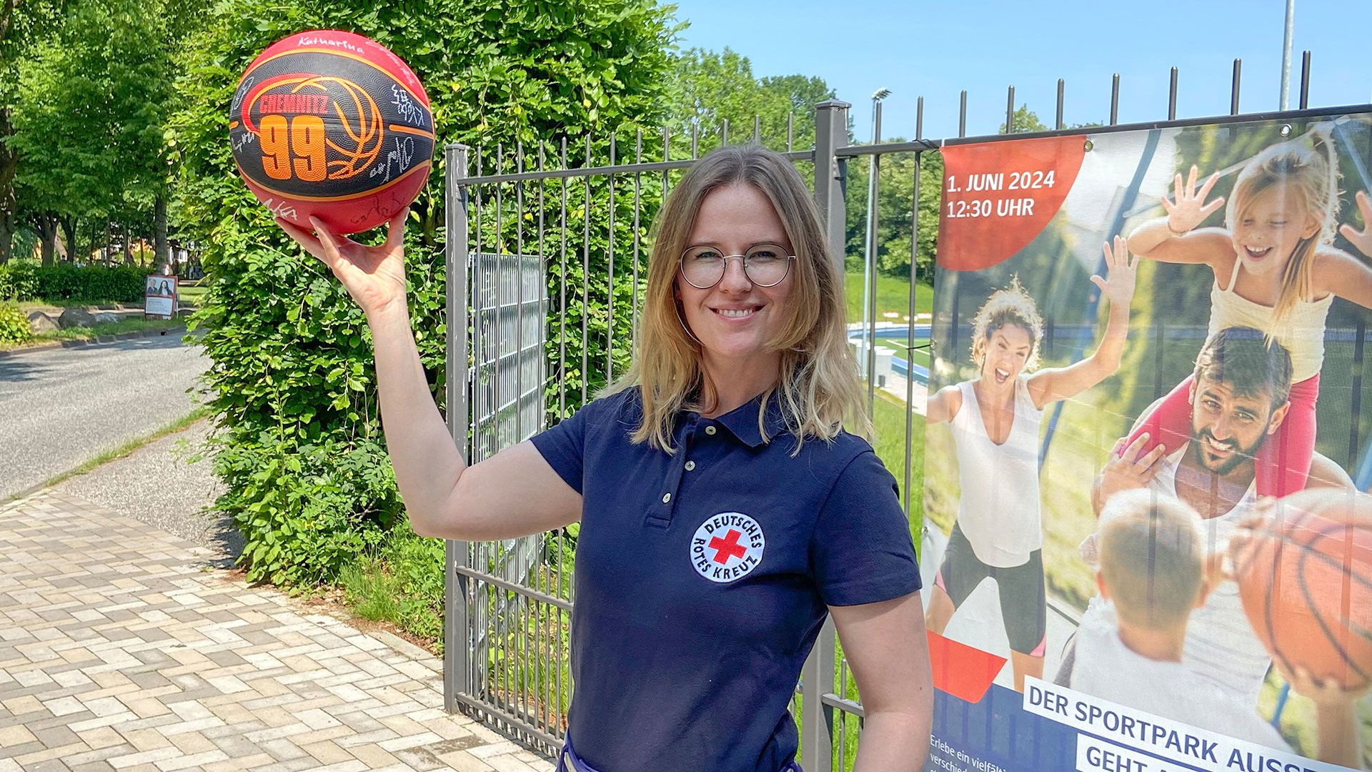 DRK-Spendenbeauftragte Viktoria Ehlers mit dem signierten Basketball, der bei der Eröffnung des Sportparks versteigert werden soll. | Foto: DRK