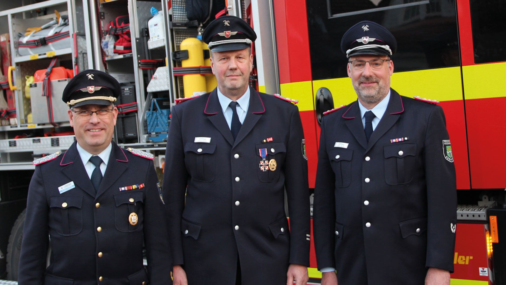 Andreas Brauel (Mitte) ist mit dem Feuerwehrehrenkreuz in Silber ausgezeichnet worden. Ihm gratulierten der stellvertretende Kreisbrandmeister Torsten Lorenzen (links) aus Ehestorf-Alvesen und Seevetals Gemeindebrandmeister Rainer Wendt. | Foto: FF Seevetal