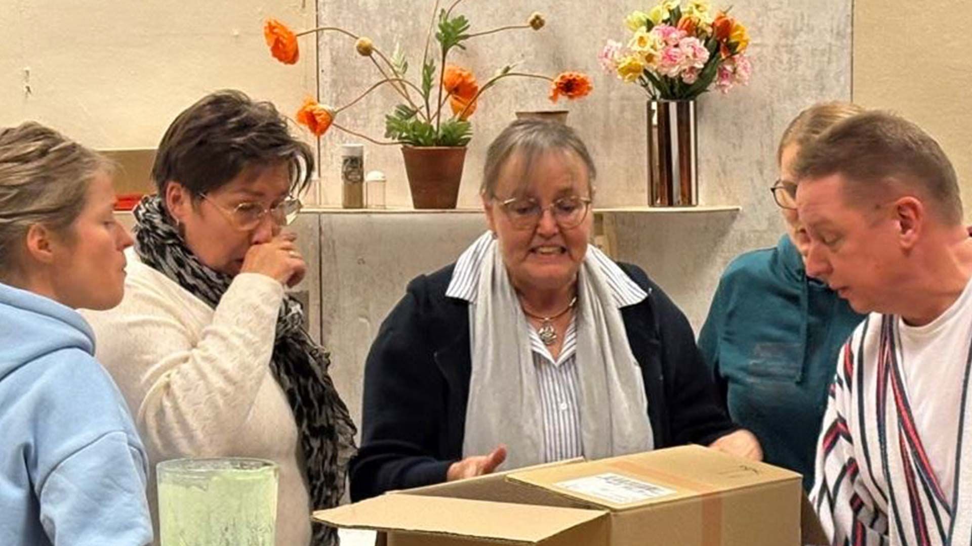 Sie sorgen gleich mehrfach für viel Spaß auf den Bühnenbrettern im Gasthaus Böttcher in Nenndorf: Mareike Stöver (von links, als Lucy), Yvonne Martschink (als Emily), Kerstin Schubert (als Hanna), Judith Mörer (als Katharina) und Stephan Barghop (als Manni). Foto: Jana Behr