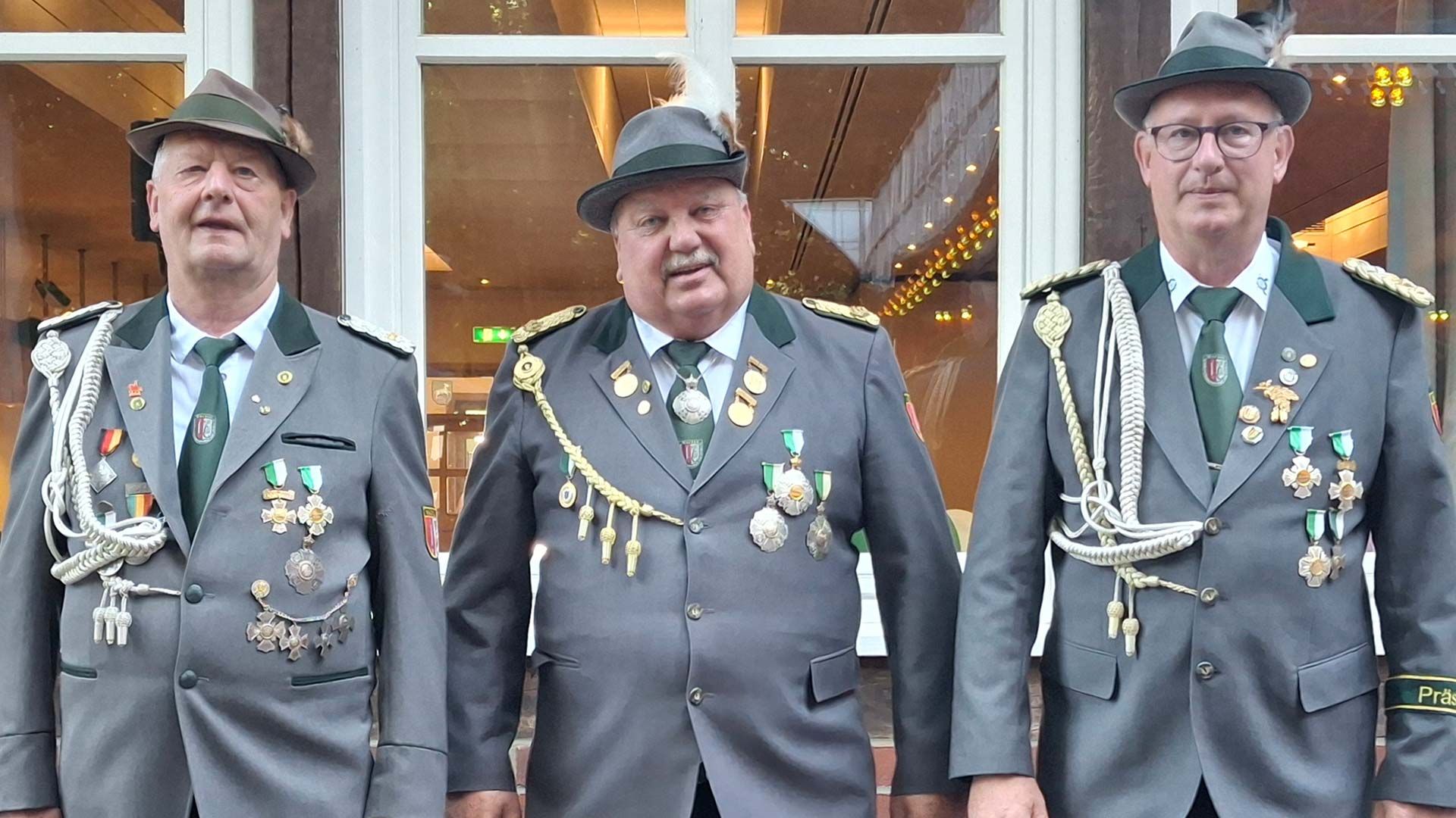 Die Marxener Schützencrew: Thomas Frommann (von links, Adjutant); Roland Homann (amtierender Schützenkönig) und Torsten Moock (Adjutant und Präsident). Foto: SK Marxen
